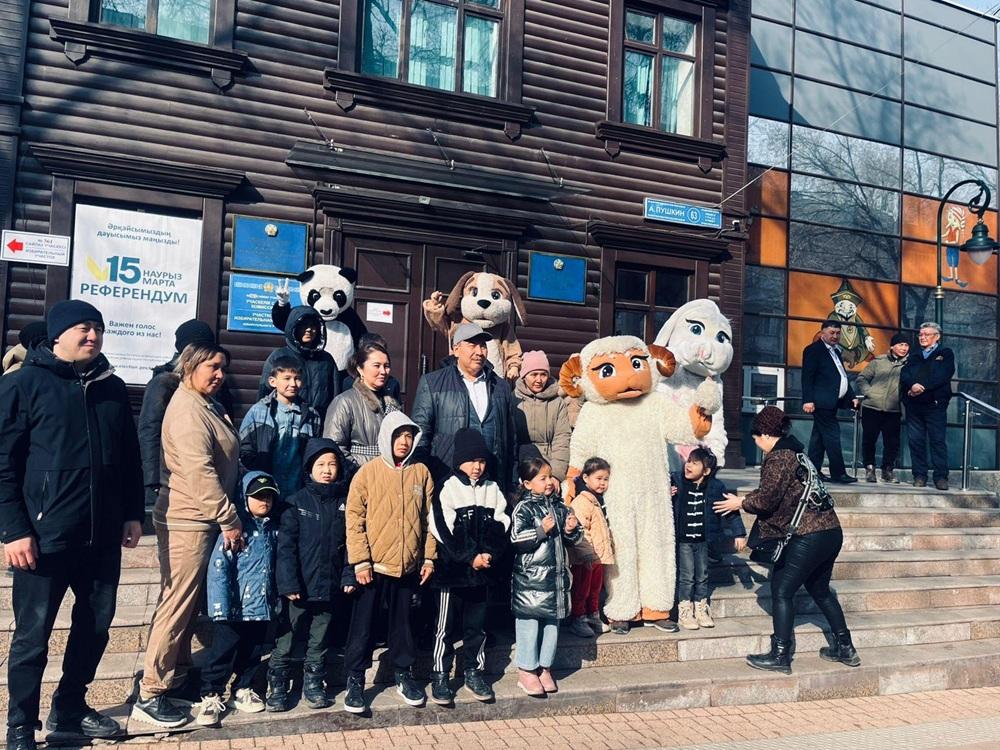 Ростовые куклы встречали алматинцев-избирателей