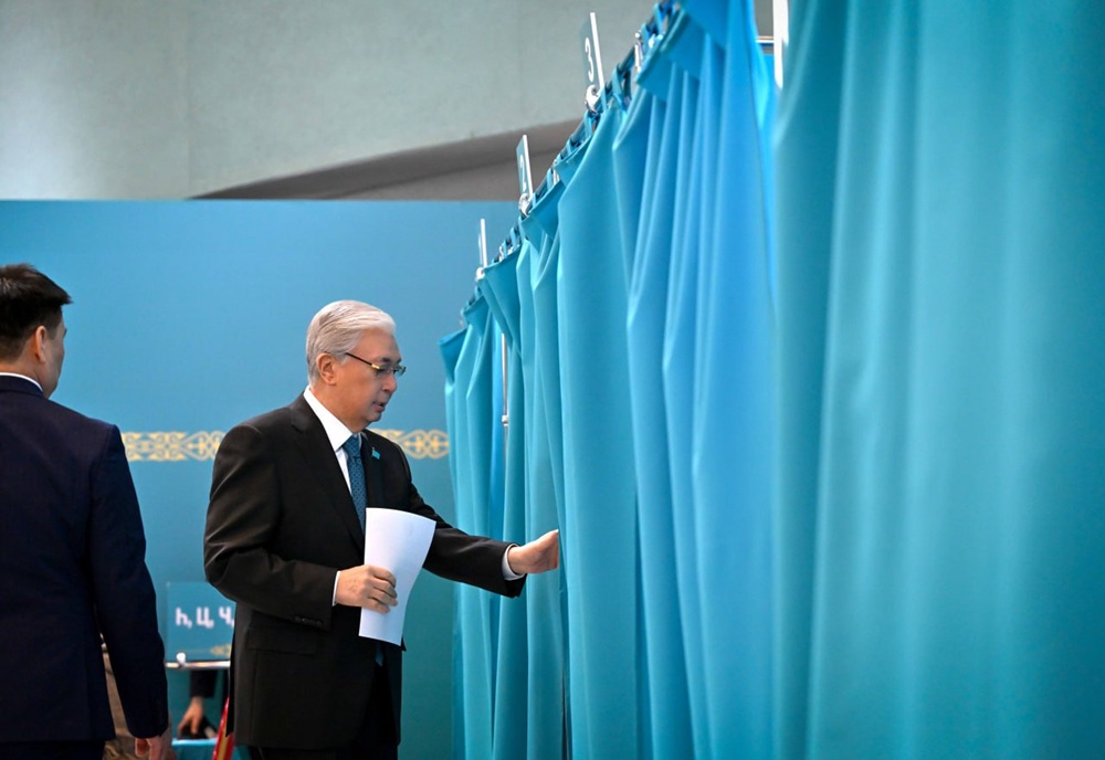 Касым-Жомарт Токаев проголосовал на референдуме по новой Конституции