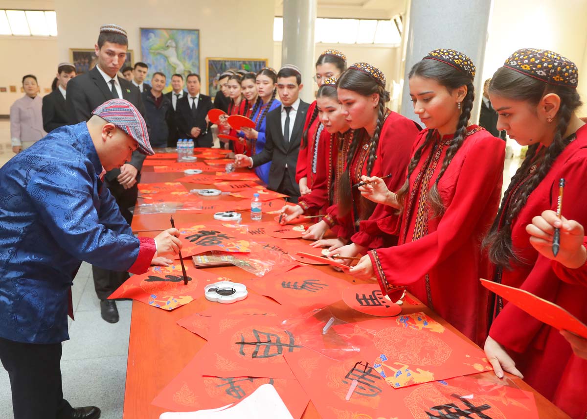 Китайские каллиграфы в Ашхабаде: мастер-класс заворожил туркменских студентов