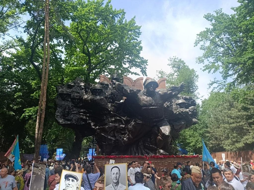 памятник героям в парке 28 гвардейцев-панфиловцев