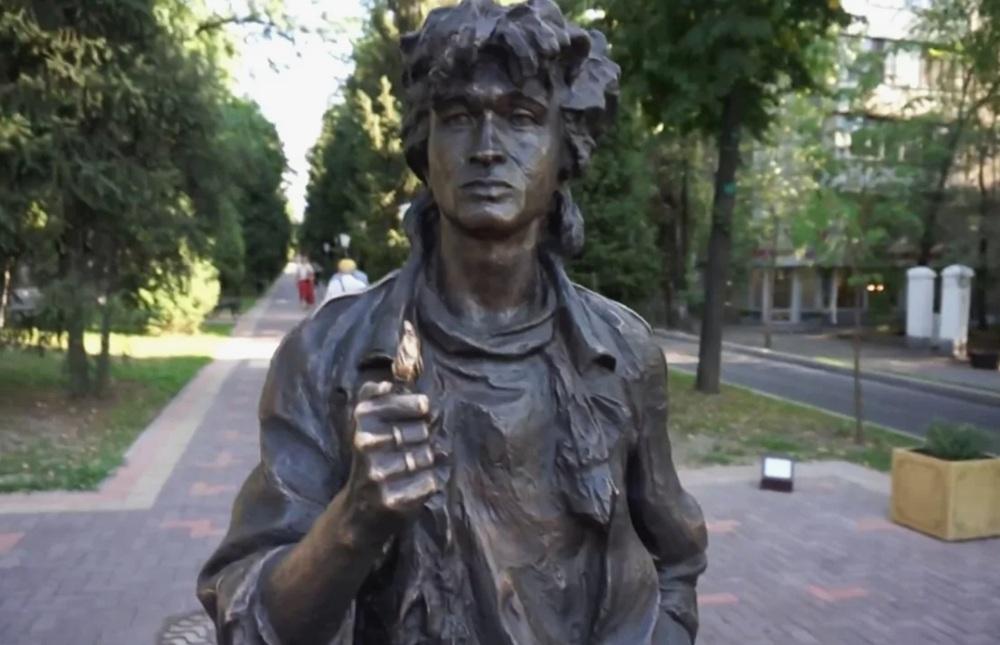 Памятник Виктору Цою в Алматы