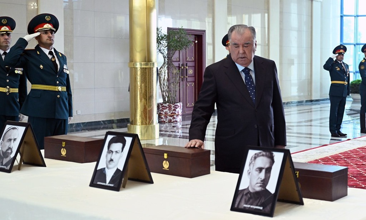 Землю с могил героев Таджикистана доставили на Родину