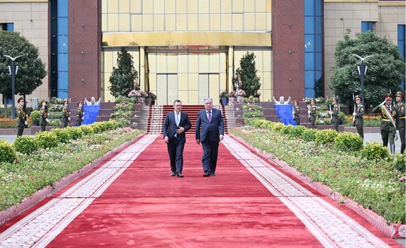 На красной дорожке лидеры Кыргызстана и Таджикистана