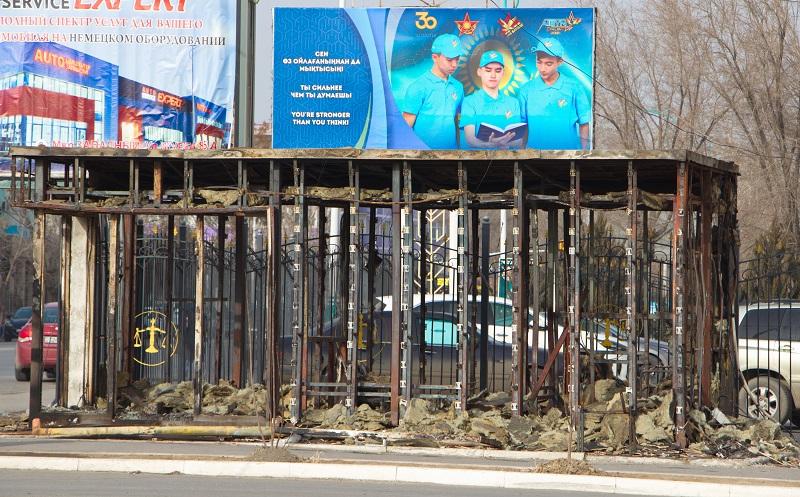 Сожжённый модульный пункт полиции в Кызылорде в январе 2022 года