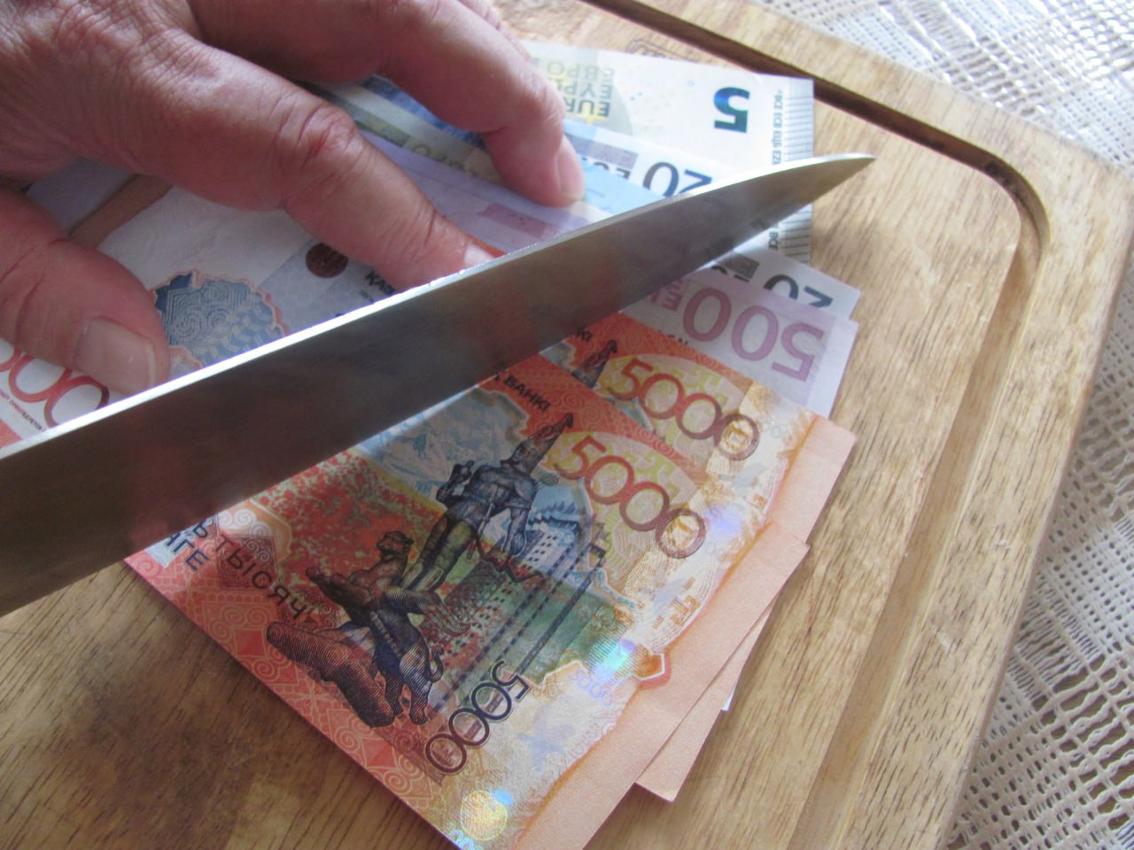 За счет пенсионных выплат нельзя будет платить ипотеку в Казахстане