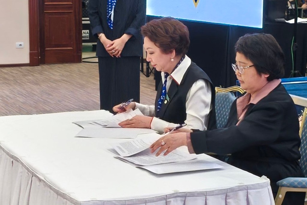 Подписание меморандума о сотрудничестве Фонда развития парламентаризма с партией "Ак жол"