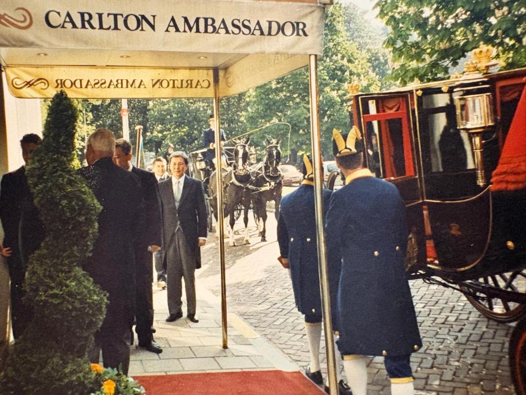 Карета около гостиницы Carlton Ambassador