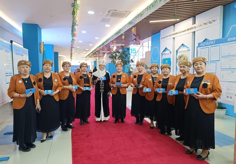 участницы группы «Әжелер хоры» — хор апашек в ярких национальных костюмах