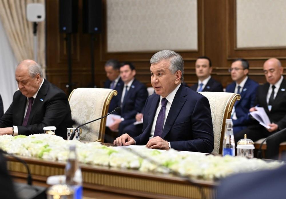 Мирзиёев во время неформальной встречи в Бухаре