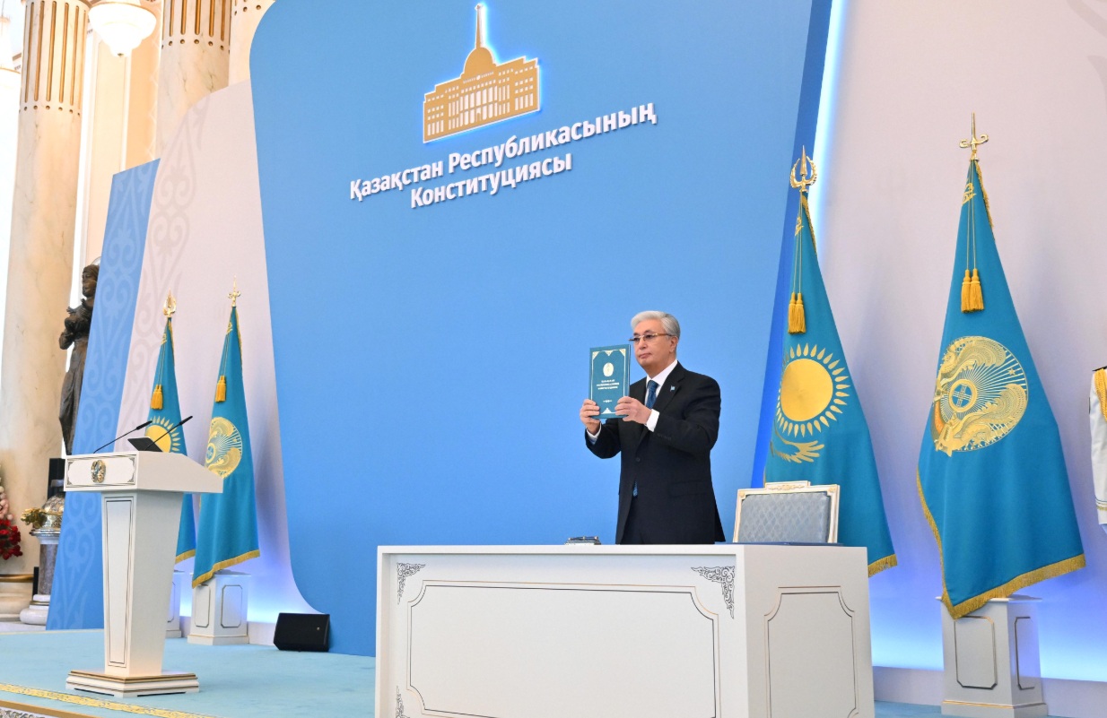 Токаев подписал новую Конституцию Казахстана: когда будут парламентские выборы