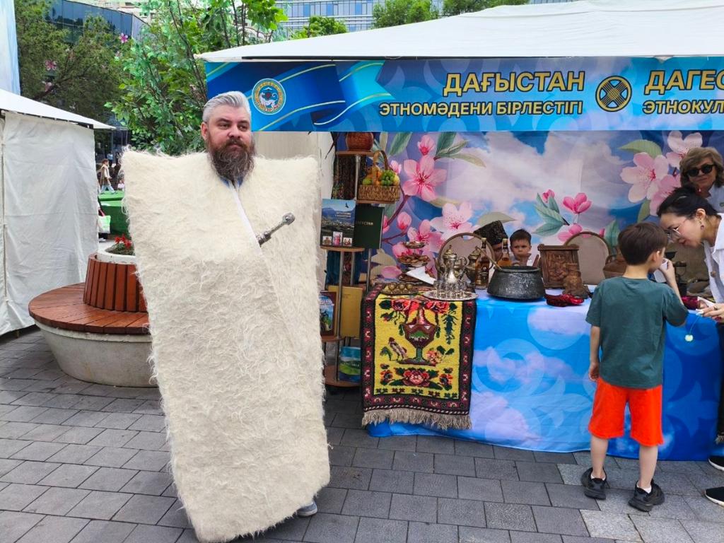 Гостей встречали в национальных костюмах