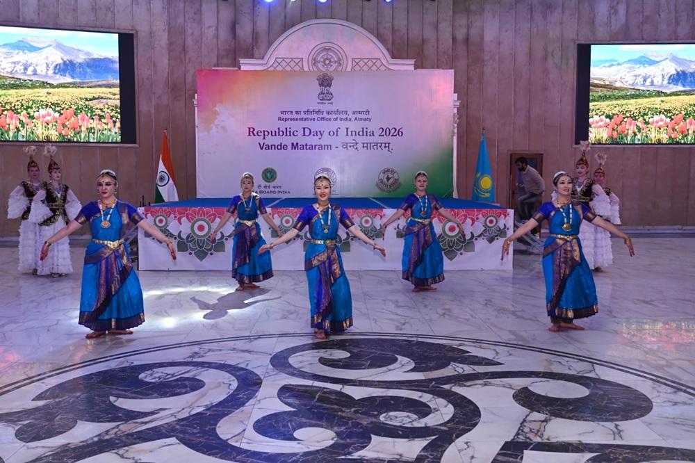 Выступление артистов во время торжественного приёма в честь 77-го Дня Республики Индии