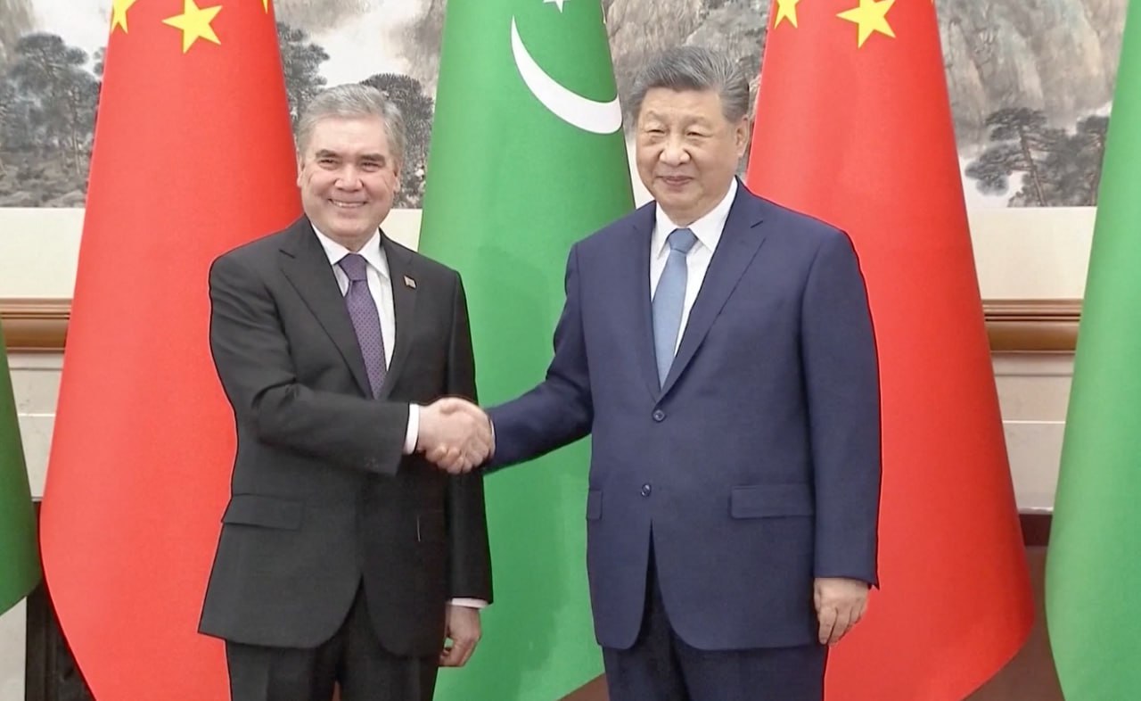 Гурбангулы Бердымухамедов подарил Си Цзиньпину ахалтекинца Гадырлы