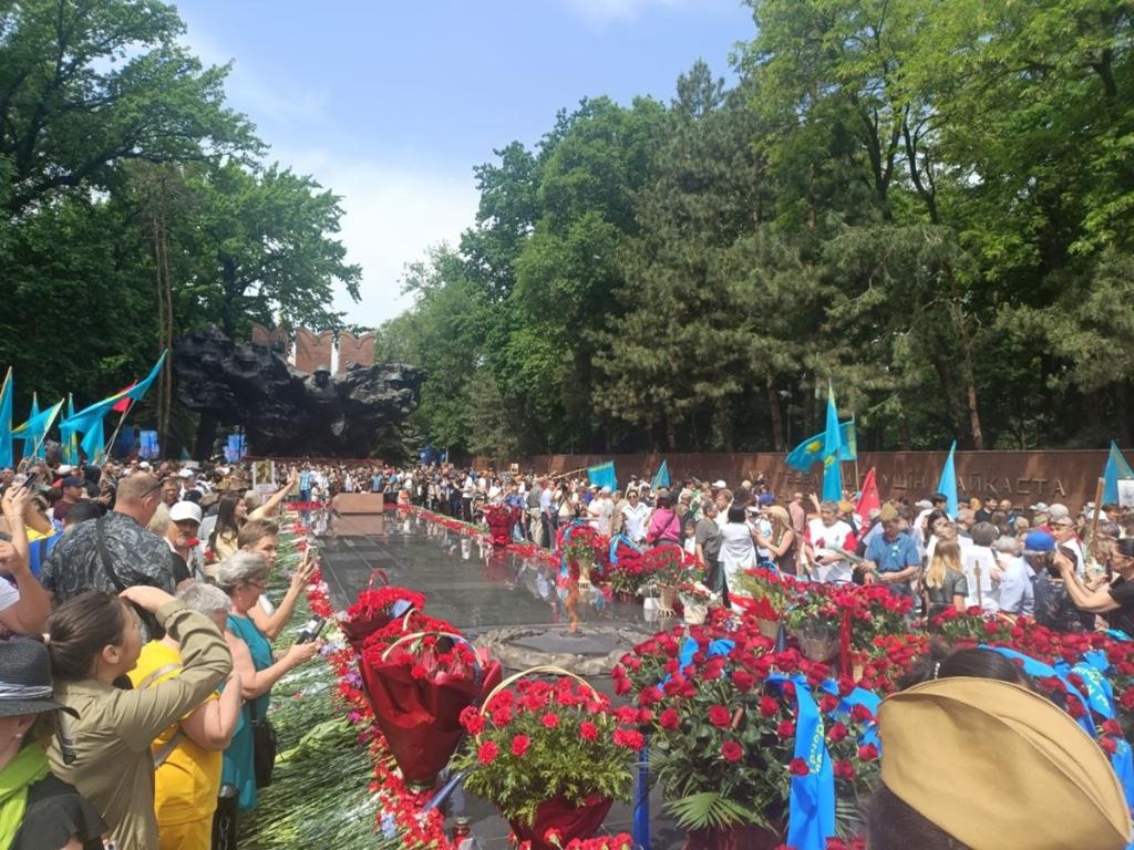 у Вечного огня в Алматы