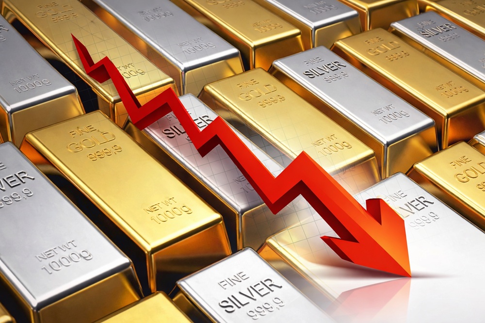 Цена на золото и серебро снизилась из-за экономической ситуации в США