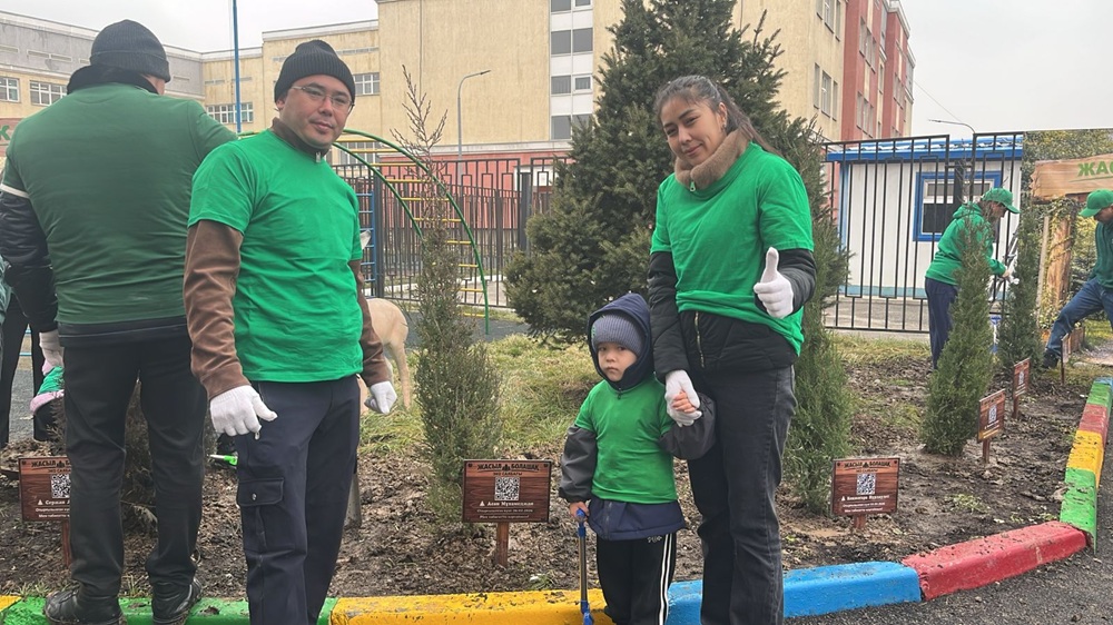Таза Қазақстан: дети высадили именные деревья в Алматы