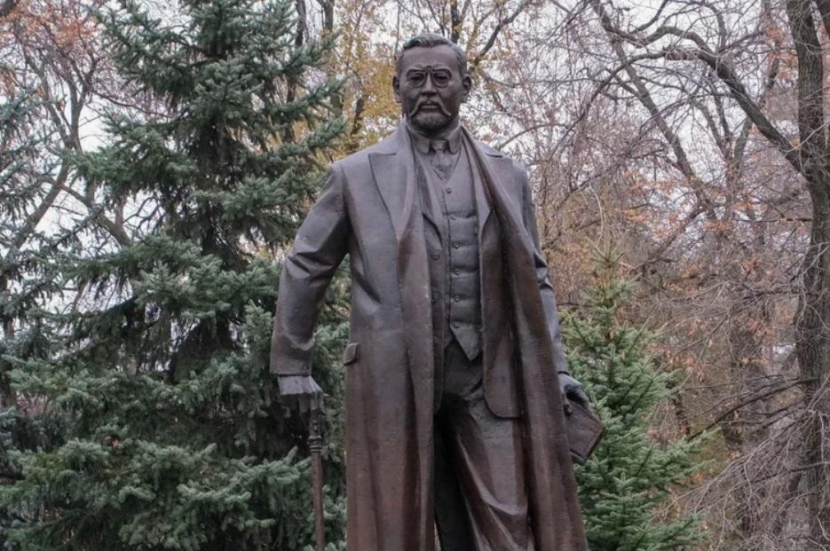 Памятник А. Байтурсынову