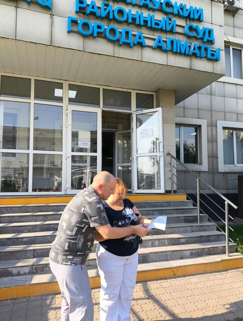 Олег Гусев у здания суда в Алматы