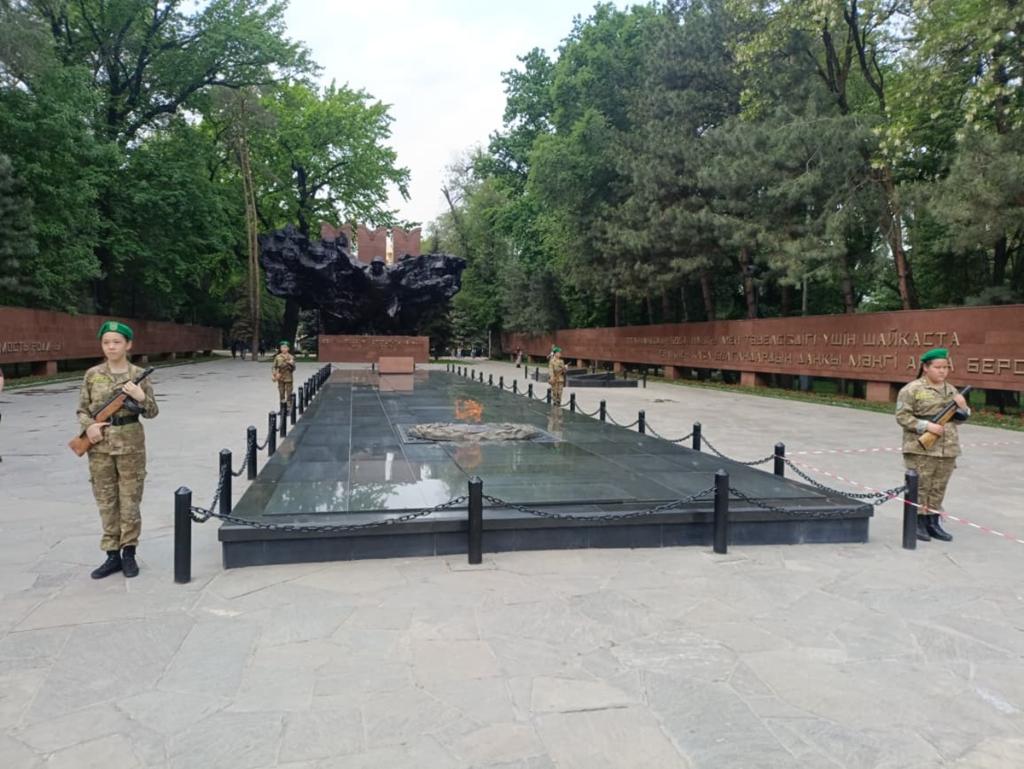 Волонтеры на карауле в Вечного огня